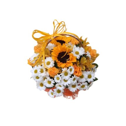 Cesta Mini Margaridinhas, Rosas e Girassóis Características da Cesta Mini Margaridinhas, Rosas e Girassóis: Flores Frescas e Vibrantes: Uma mistura harmoniosa de mini margaridinhas delicadas, rosas elegantes e girassóis radiantes, escolhidos a dedo por nossos floristas para garantir frescor e durabilidade. Apresentação Atraente: Arranjadas em uma cesta rústica de vime, decorada com fitas coloridas e detalhes naturais, proporcionando um toque de charme campestre e elegância. Aroma Delicado: As flores exalam um perfume suave e envolvente, ideal para criar uma atmosfera agradável e acolhedora. Mensagem Personalizada: Acompanha um cartão especial onde você pode expressar seus sentimentos com uma mensagem personalizada, tornando o presente ainda mais significativo e pessoal. Ideal Para: Ocasiões Alegres: Perfeita para comemorar aniversários, festas, e outras celebrações que merecem um toque de alegria e cor. Gestos de Carinho: Uma escolha atenciosa para demonstrar amor, amizade e gratidão, tornando qualquer dia mais especial. Decoração de Ambientes: Um arranjo encantador para iluminar e alegrar qualquer espaço, seja em casa, no escritório ou em eventos. A Cesta Mini Margaridinhas, Rosas e Girassóis é mais do que um simples arranjo floral; é uma expressão de alegria e beleza natural. Surpreenda e encante com esta cesta encantadora, que traz consigo a essência da primavera em cada flor.