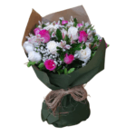 Buquê Jardim Secreto: 12 rosas de duas cores, alstroemérias e chuva-de-prata, embalado em papel dupla face com laço de ráfia